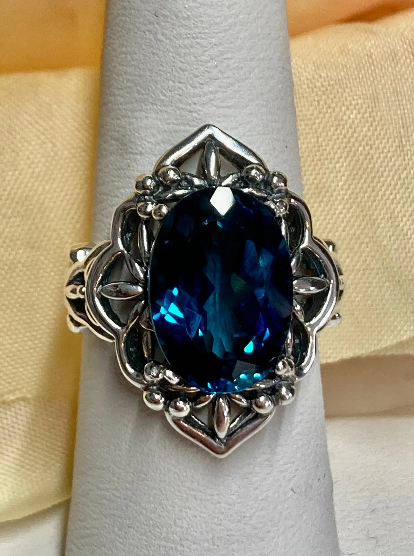 D98, Natural Gem Oval Mesh Ring, Gothic Filigree Ring - Vintage Jewelry D98