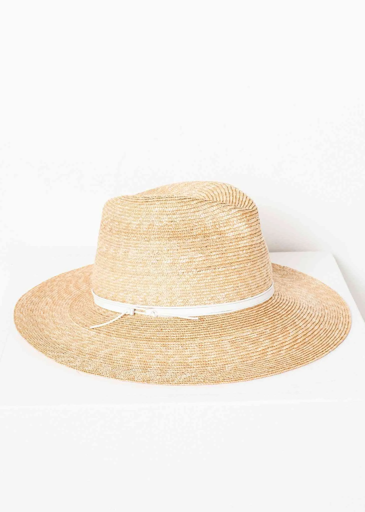 Wrapped Up Hat in Straw/White